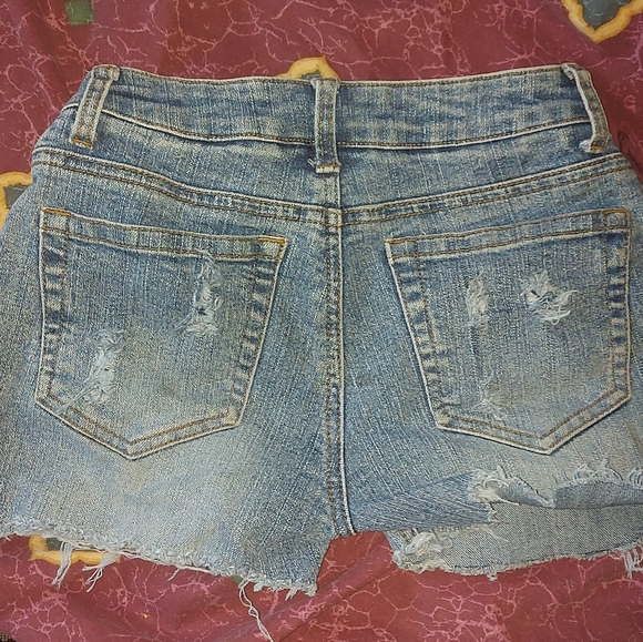 Cute Jean shorts - Picture 2 of 4